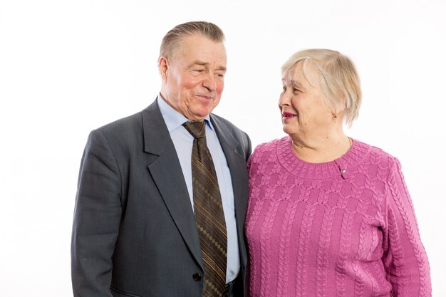 Couple d'âge mûr câlins et sourires