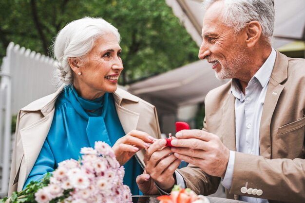 Couple d'âge mûr célébrant la proposition de marrige