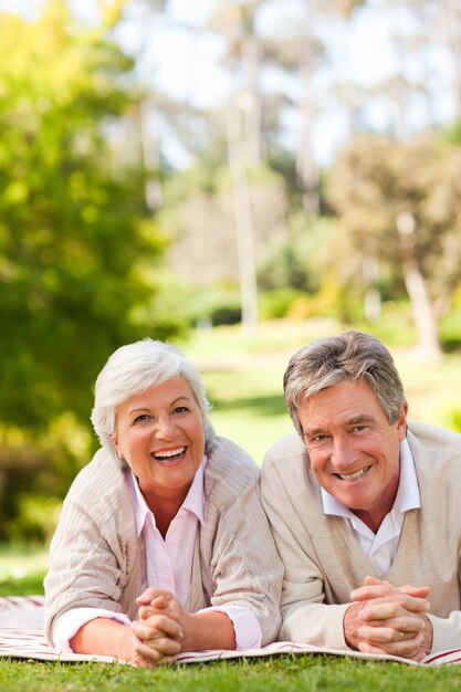 Couple d&#39;âge mûr couché dans le parc