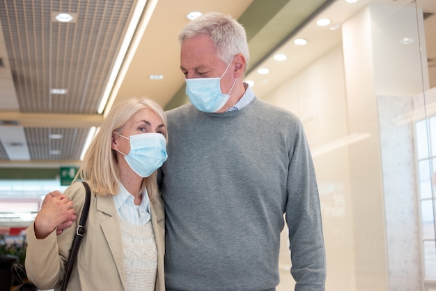 Couple d'âge mûr faisant du shopping ensemble pendant la pandémie de coronavirus