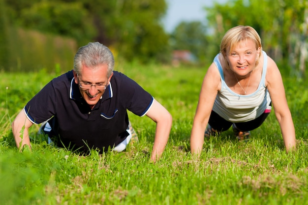 Couple d&#39;âge mûr faisant du sport - pompes