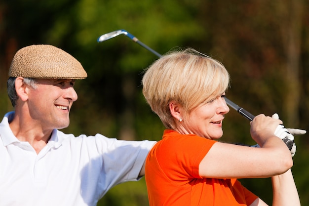 Couple d&#39;âge mûr jouant au golf