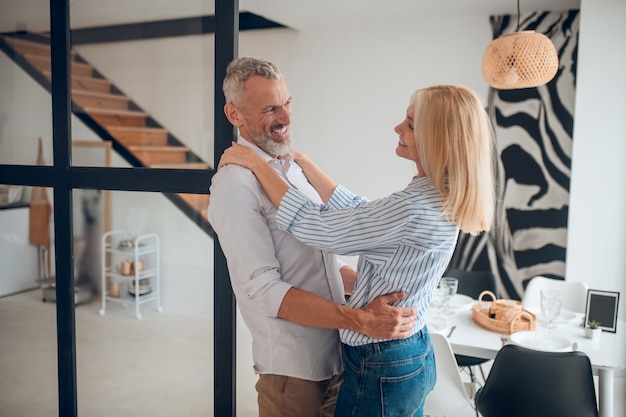 Couple d'âge mûr se regarder et se sentir heureux