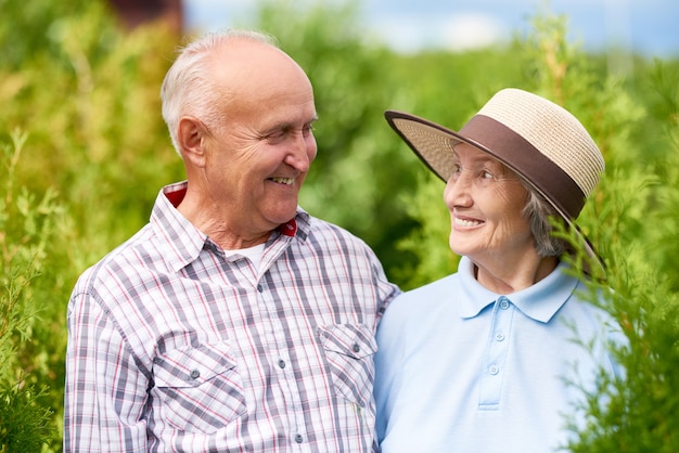 Couple d'agriculteurs seniors heureux dans le jardin