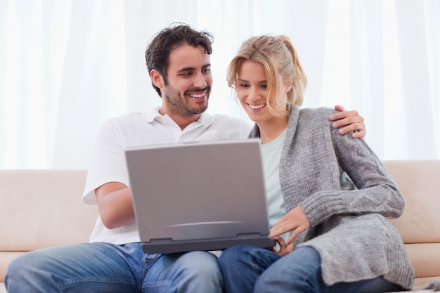 Couple à l&#39;aide d&#39;un cahier