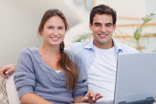 Couple à l&#39;aide d&#39;un cahier