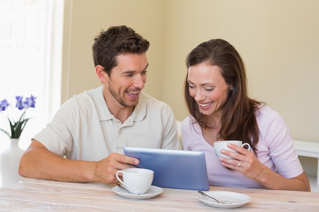 Couple à l&#39;aide de tablette numérique tout en prenant un café