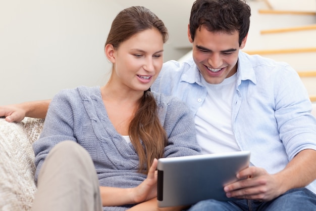 Couple à l&#39;aide d&#39;une tablette PC