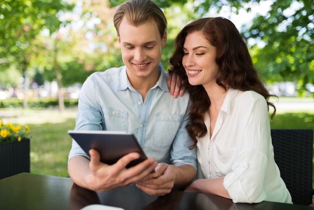 Couple à l&#39;aide d&#39;une tablette