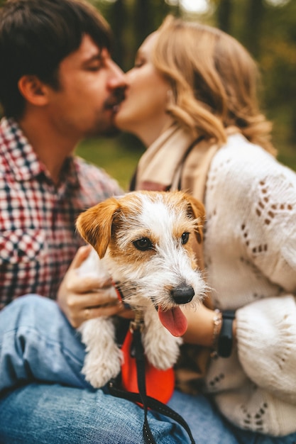 Couple Aimant Bisous Et Câlins En Marchant Avec Leur Chien