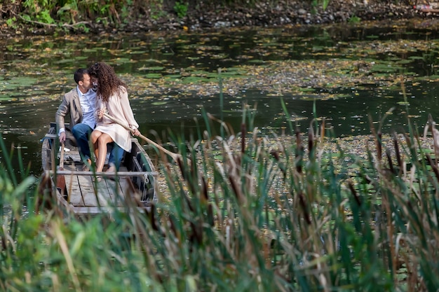 Couple aimant dans le bateau