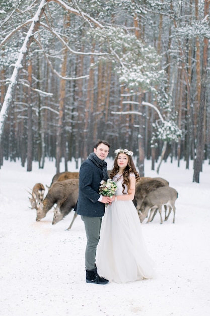 Couple aimant le jour du désherbage avec troupeau de cerfs