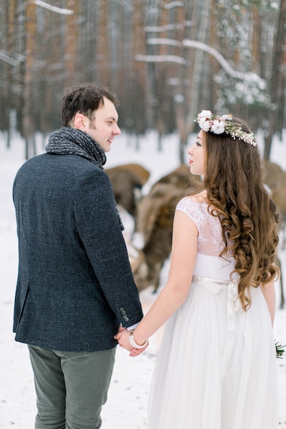 Couple Aimant Le Jour Du Désherbage Avec Troupeau De Cerfs