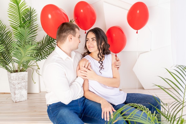 Un couple aimant se félicite le jour de la Saint-Valentin, s'embrasse et s'embrasse