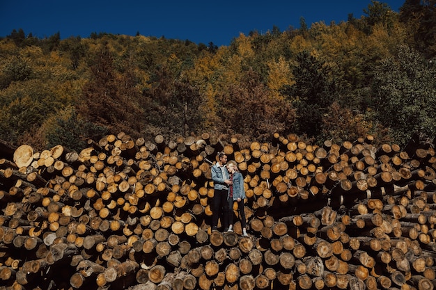 Le couple aimant se repose dans le bois d'été.