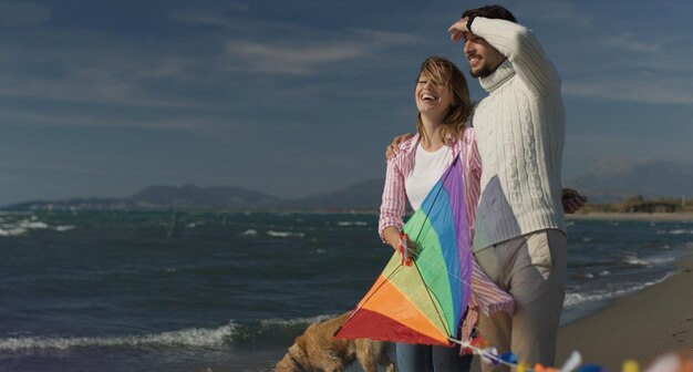 Couple aimant voler un cerf-volant à la plage et s'amuser le jour de l'automne