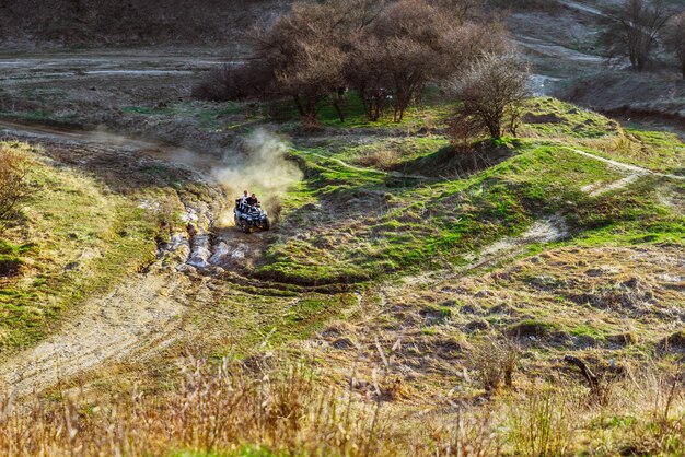 Un couple aime faire du VTT sur des collines forestières