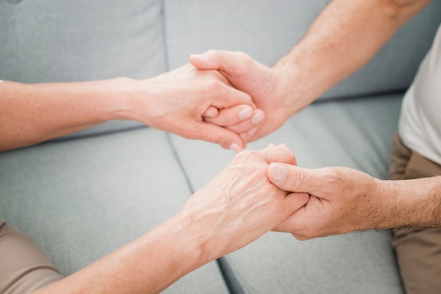 Couple aîné étant affectueux les uns avec les autres