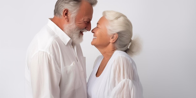 Un couple d'aînés amoureux