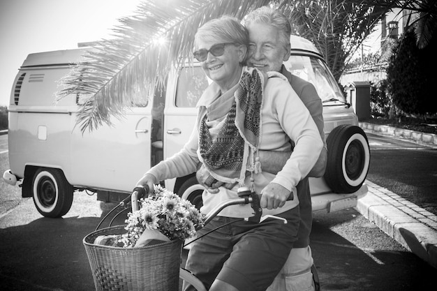 Photo un couple d'aînés joyeux à vélo sur la route