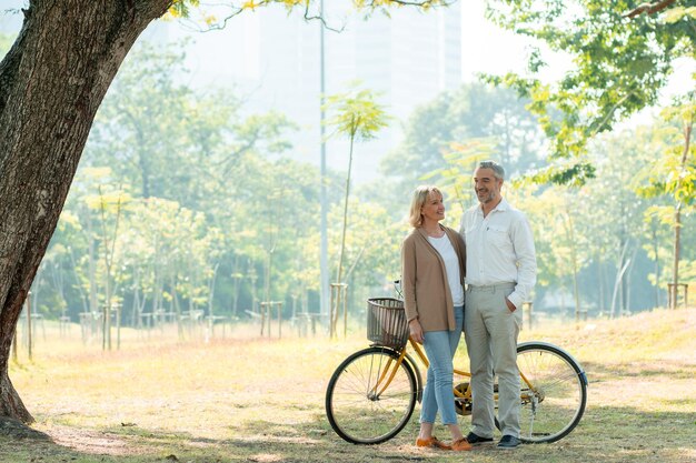 Un couple d'aînés s'embrassant dans le parc.