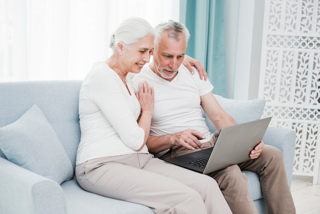 Couple d&#39;aînés utilisant un ordinateur portable