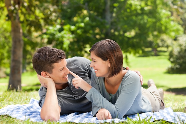 Couple allongé dans le parc