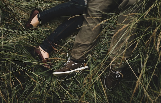 Photo couple allongé sur l'herbe dans un parc