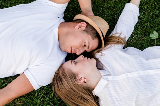 Couple allongé sur l'herbe