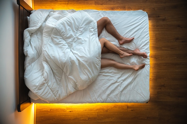 Le couple allongé sous une couverture. vue d'en-haut