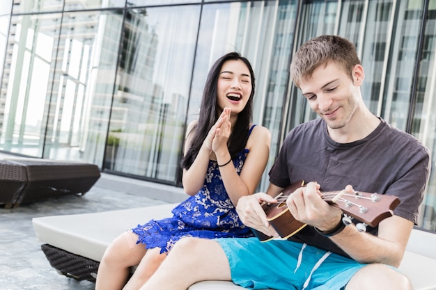 couple d&#39;amant caucasien et asiatique s&#39;amuser avec bonheur et joyeuse