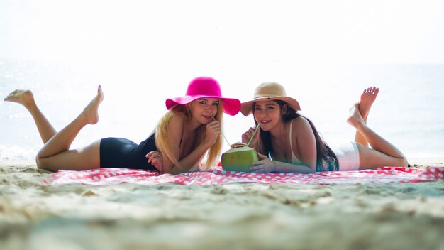 Couple d&#39;amis, les femmes asiatiques heureux sur la plage pendant les vacances d&#39;été