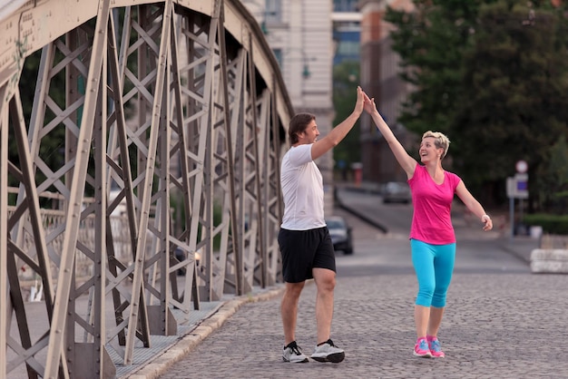 couple d'amis de jogging félicite et heureux de terminer son entraînement du matin