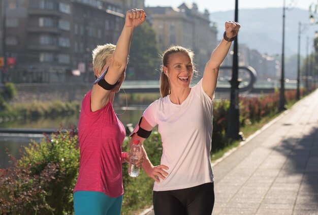 couple d'amis de jogging félicite et heureux de terminer son entraînement du matin