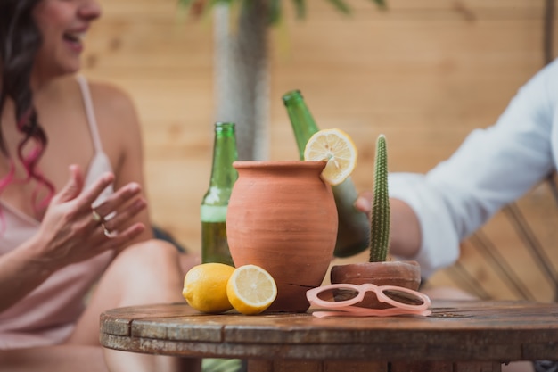 Couple d'amis mexicains buvant de la bière pendant les vacances d'été