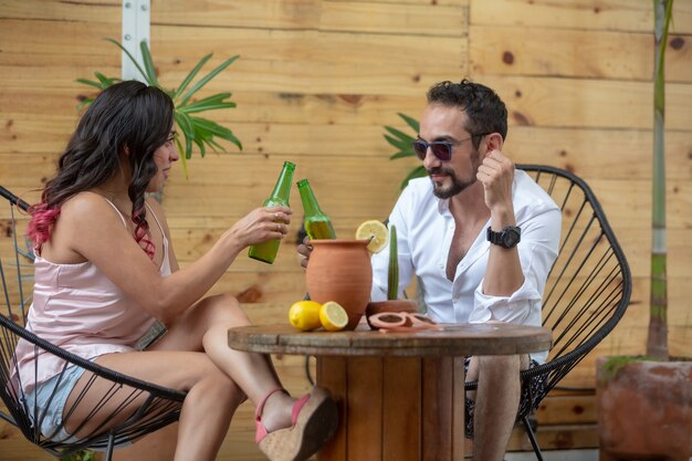 Couple d'amis mexicains buvant de la bière pendant les vacances d'été