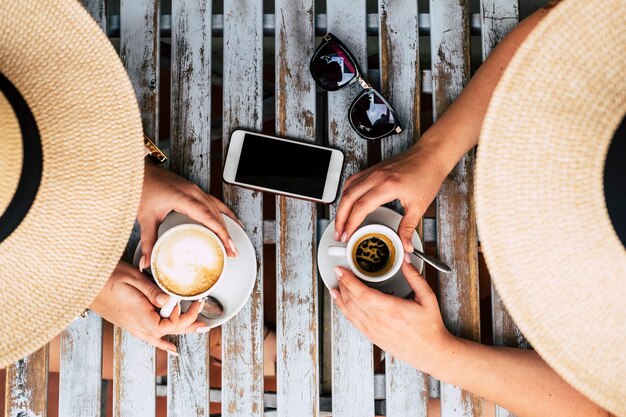 Couple d'amis prenant un café italien et un cappuccino au bar