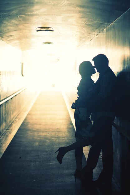 Photo un couple en amour dans une passerelle souterraine