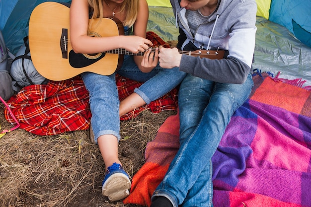 Photo couple d'amour jouant de la guitare ensemble concept. rencontres touristiques. romance de pique-nique.