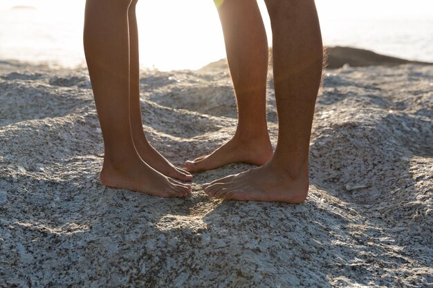 Photo un couple en amour sur le rocher de la plage