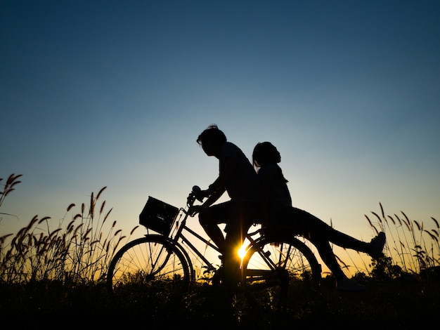 couple amour à vélo