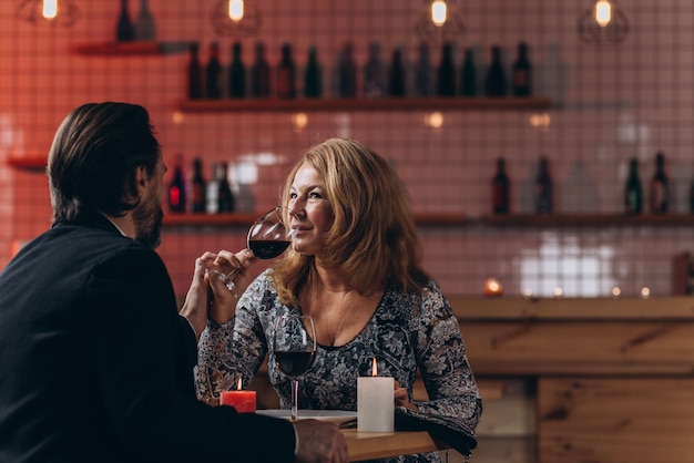 Un couple d&#39;amoureux d&#39;âge moyen le jour de la Saint-Valentin dîne aux chandelles dans un restaurant