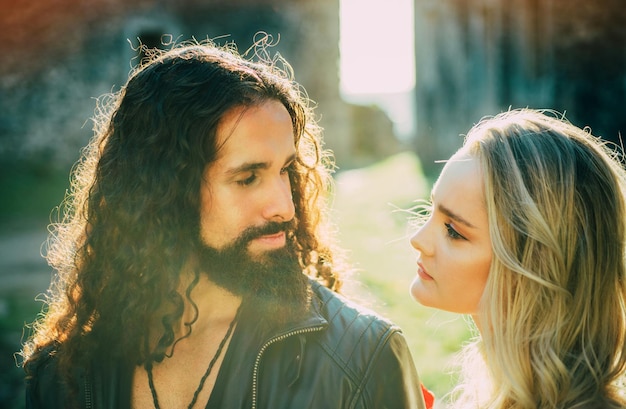 Photo un couple amoureux, des amoureux sensuels qui s'embrassent et s'étreignent.