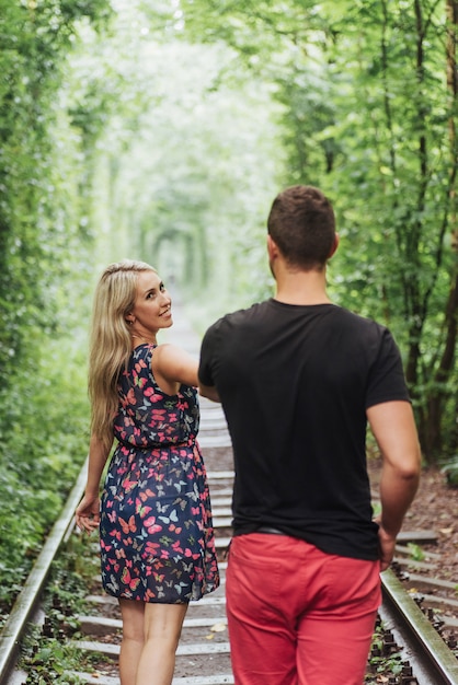 Couple d'amoureux amoureux tunnel route de fer