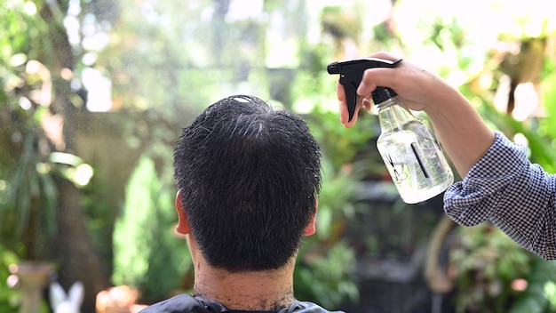 Couple D'amoureux Asiatique Faisant Une Coupe De Cheveux Pour Rafraîchir Son Apparence à La Maison. Salon Et Salon De Coiffure Dans Le Jardin.