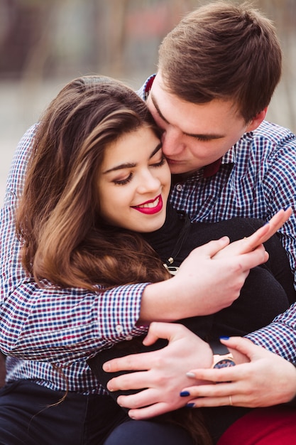 Couple d'amoureux assis sur un banc