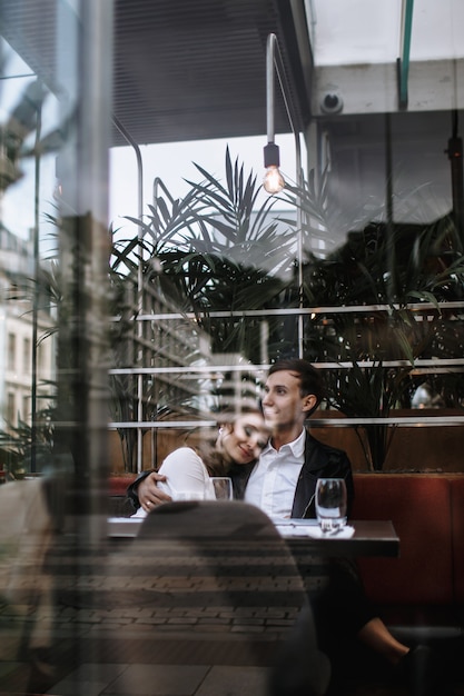 Un couple amoureux assis dans un café