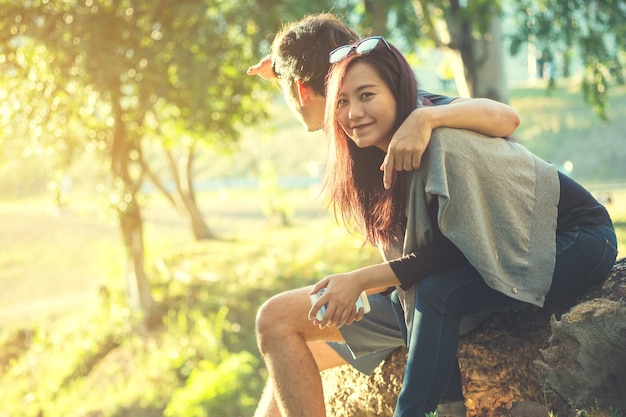 Couple amoureux assis dans le parc