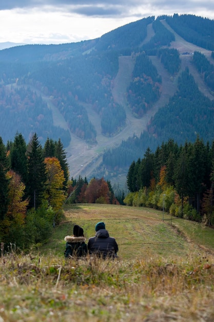 Couple d'amoureux assis à flanc de montagne