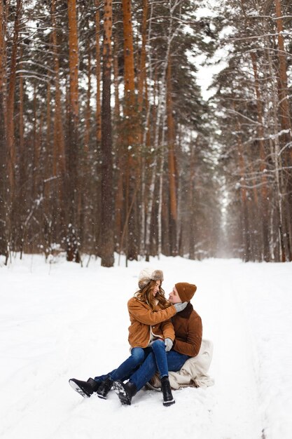 Un couple amoureux assis sur un tour de passe-passe